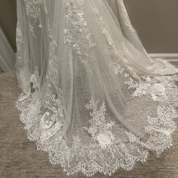 Pronovias EOS Lace Wedding Dress - Picture 6 of 16